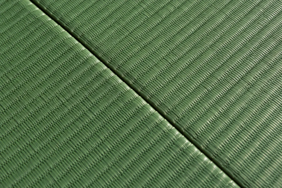 Gros plan sur le grain paille de riz d&rsquo;un tatami de judo et la jointure entre deux plaques
